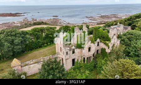 Luftbild der dachlosen Ruinen von Seacliff House mit Blick auf die felsige Nordseeküste in der Nähe von North Berwick, East Lothian, Schottland, UK. Stockfoto