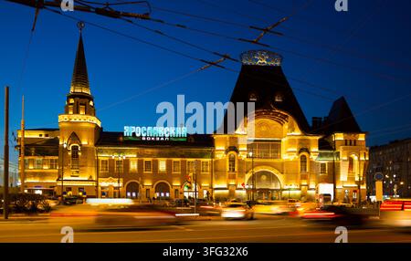 Jaroslawski Bahnhof in Moskau bei Nacht. Russland. Große Buchstaben auf der Fassade - Die Inschrift Jaroslawski Station. Stockfoto