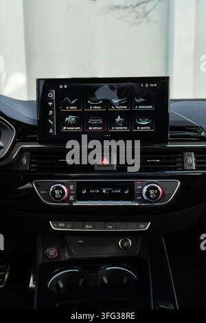 Audi RS5 Sportback Luxusauto Innenraum Armaturenbrett Touchscreen Konsole Display Stockfoto