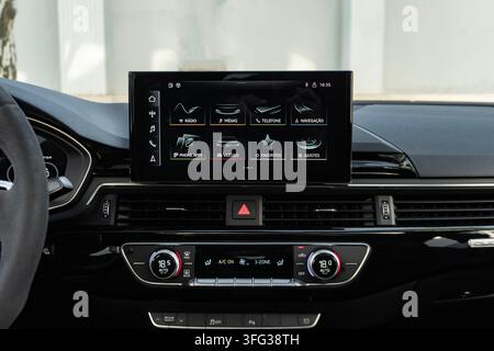 Audi RS5 Sportback Luxusauto Innenraum Armaturenbrett Touchscreen Konsole Display Stockfoto