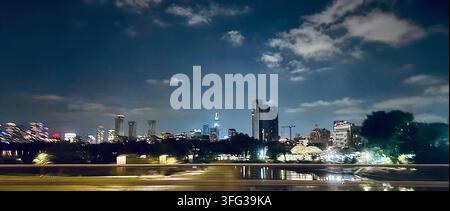 TLV - Tel Aviv, Israel Stadtsilhouette bei Nacht über dem Yarkon-Fluss. Fotografiert am 10.9.2026. Stockfoto