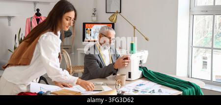Modedesign-Kooperation, erfahrener Schneider und junger Designer arbeiten gemeinsam an Kleidungsmustern in einem kreativen Studio-Workshop mit Nähmaschine Stockfoto