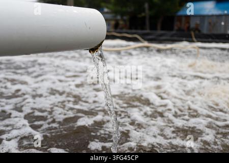 Abwasser aus der industriellen Abflussleitung in die Kanalisation Stockfoto