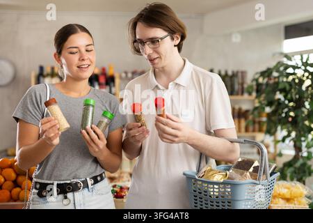 Ein Paar wählt Gewürze und Gewürze Stockfoto