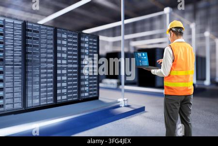 Programmierer oder Ingenieur mit Computer-Notebook arbeitet in einem Rechenzentrum oder Serverraum Stockfoto