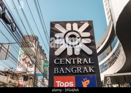 Central Bangrak Einkaufszentrumsschild vor der Stadtlandschaft von Bangkok Stockfoto