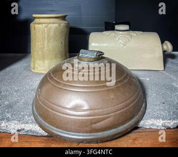 Vintage kuppelförmige Kupfer-Wasserflasche oder Fußwärmer aus dem 19. oder frühen 20. Jahrhundert, gesehen im The Folly in Settle, North Yorkshire. Stockfoto