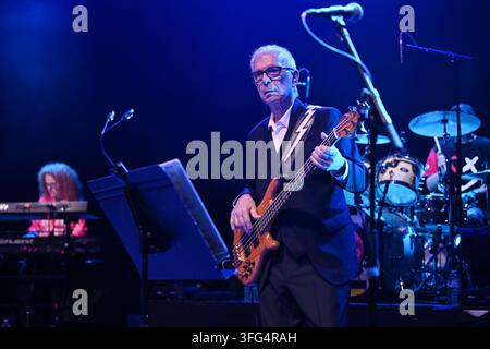 UK. 10. Sep, 2026. LONDON, ENGLAND - 10. SEPTEMBER: Tony Visconti von ‘Holy Holy’ tritt am 10. September 2026 im Shepherd’s Bush Empire in London, England, auf.CAP/MAR © MAR/Capital Pictures Credit: Capital Pictures/Alamy Live News Stockfoto