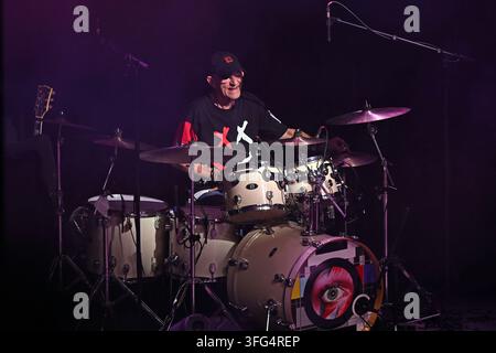 UK. 10. Sep, 2026. LONDON, ENGLAND - 10. SEPTEMBER: Woody Woodmansey von ‘Holy Holy' tritt am 10. September 2026 im Shepherd's Bush Empire in London, England, auf.CAP/MAR © MAR/Capital Pictures Credit: Capital Pictures/Alamy Live News Stockfoto