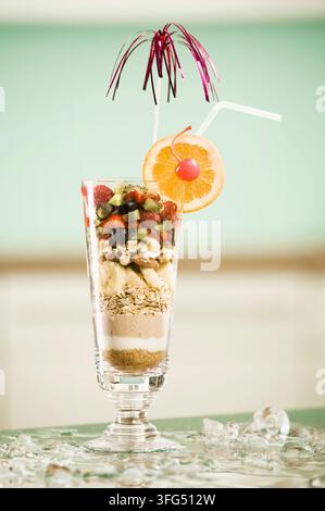 Gesunde geschichtete Frucht-Müsli mit frischer Zitrus-Garnitur Stockfoto