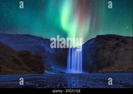 Isländischer Wasserfall Skogafoss in der isländischen Naturlandschaft Famou Stockfoto