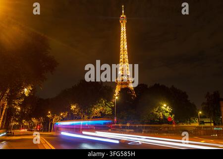 Paris, Frankreich - 7. September 2025: Berühmter Eiffelturm bei der Nachtbeleuchtung in Paris, Frankreich Stockfoto