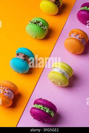 Farbenfrohe Macarons auf einem hellen, farbenfrohen Hintergrund Stockfoto