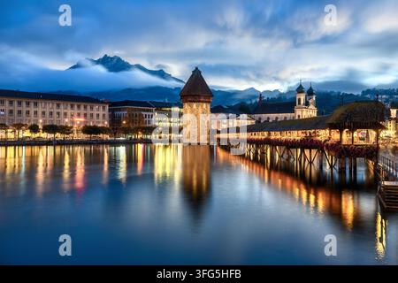 Kapellenbrücke, die Altstadt von Luzern und der Pilatus, Schweiz, an einem blauen nebligen Abend Stockfoto