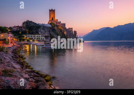Stadt Malcesine, Strand und historische Festung am Gardasee, Italien, im dramatischen Abendlicht Stockfoto