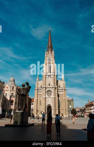 Novi Sad, Serbien – 9. September 2026. Die Kirche des Namens Maria und das Svetozar-Miletic-Denkmal dominieren den Liberty-Platz im Zentrum von Novi Sad Stockfoto