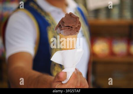 Eiswaffel in einer Marktsituation serviert Stockfoto