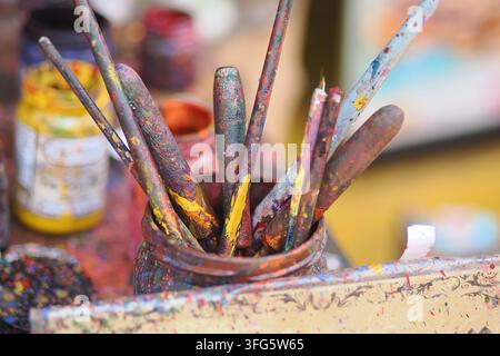 Pinsel in einem Glas in einem Kunststudio Stockfoto