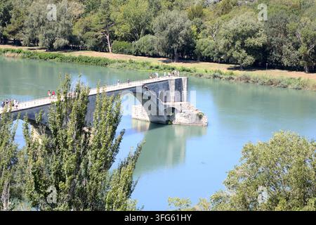 Touristen auf der Pont d'Avignon über die Rhône in Avignon, Frankreich Stockfoto