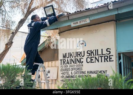 (260911) -- NAIROBI, 11. Sept. 2026 (Xinhua) -- Ein Mitarbeiter installiert chinesische Solarpaneele und Beleuchtungseinrichtungen im Mukuru Skills Training Center in Nairobi, Kenia, am 3. September 2026. Kürzlich hat die kenianische Nichtregierungsorganisation Mukuru Slums Development Projects (MSDP) mehrere chinesische Solarpaneele und Beleuchtungseinrichtungen im Mukuru Skills Training Center installiert, wodurch Kindern, die auf der Straße leben und dort Unterstützung erhalten, eine stabilere Lichtquelle zur Verfügung steht, was es ihnen erleichtert, nachts auf dem Spielplatz zu spielen und zwischen Schlafsälen und Toiletten zu gehen. (X Stockfoto