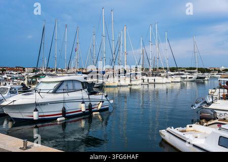 Boote, die in der ACI Marina in Vodice an der dalmatinischen Küste Kroatiens festgemacht sind Stockfoto