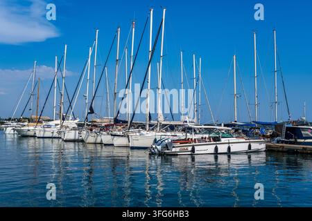 Yachten, die in der ACI Marina in Vodice an der dalmatinischen Küste Kroatiens festgemacht sind Stockfoto
