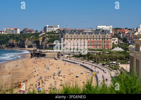 Ein sonniger Tag an der La Grande Plage in Biarritz, Frankreich, mit Strandbesuchern, die den Sand und das Meer im Baskenland genießen Stockfoto