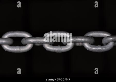 Detaillierte Ansicht von gestapelten Bewehrungsstahlstangen, bedeckt mit Rost und Verwitterung. Industrielle Textur, die Baumaterialien und Infrastrukturen hervorhebt Stockfoto