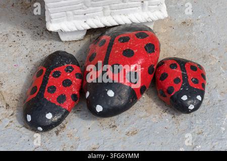 Handbemalte Marienkäfersteine auf einer Straße Stockfoto