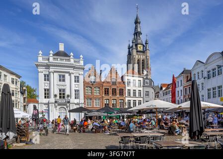 Den Roeland / Roelandpaleis und Häuser aus dem 17. Jahrhundert am Grote Markt, dem zentralen Marktplatz der Stadt Kortrijk / Courtrai, Westflandern, Belgien Stockfoto