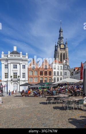 St.-Martins-Kirche und Den Roeland / Roelandpaleis am Grote Markt, dem zentralen Marktplatz der Stadt Kortrijk / Courtrai, Westflandern, Belgien Stockfoto