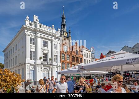 Den Roeland / Roelandpaleis und Häuser aus dem 17. Jahrhundert am Grote Markt, dem zentralen Marktplatz der Stadt Kortrijk / Courtrai, Westflandern, Belgien Stockfoto