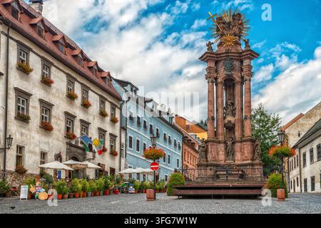 Banska Stiavnica, Slowakei – 27. August 2026: Dreifaltigkeitssäule, auch bekannt als Pestkolonne, auf dem Dreifaltigkeitsplatz im historischen UNESCO-gelisten ol Stockfoto