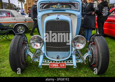 Der 1932 Ford 3-Fenster-Coupé Hot Rod ist auf der 13. Acland Street Classic and Exotic Car and Bike Show im berühmten Unterhaltungsviertel Acland Street in St. Kilda in Melbourne zu sehen. Stockfoto