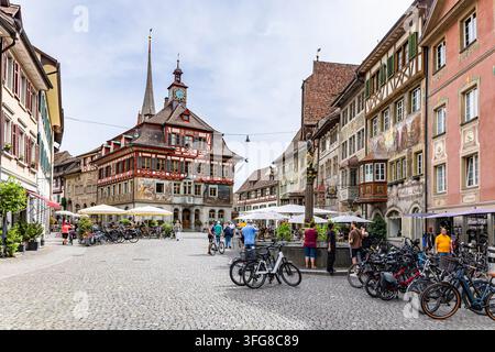 Stein am Rhein ist eine kleine Stadt westlich des Bodensees im Nordosten der Schweiz. Sie ist bekannt für ihre gut erhaltenen mittelalterlichen Fachwerkhäuser mit Stockfoto