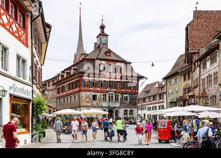Stein am Rhein ist eine kleine Stadt westlich des Bodensees im Nordosten der Schweiz. Sie ist bekannt für ihre gut erhaltenen mittelalterlichen Fachwerkhäuser mit Stockfoto