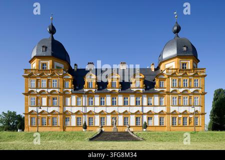 Schloss Seehof in Memmelsdorf, barocke Schlossfassade des gelb-weißen Hauptschlosses in Frontalansicht mit zwei markanten Ecktürmen mit geschwungenen Hauben Stockfoto