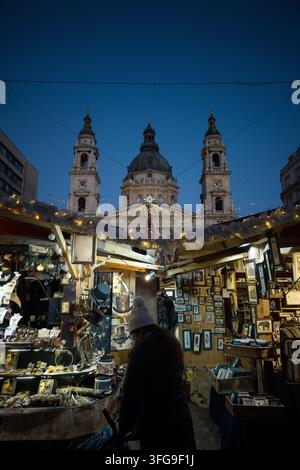 Stände bei Einbruch der Dunkelheit vor der St. Stephans-Basilika während des Adventsfestes in Budapest Stockfoto