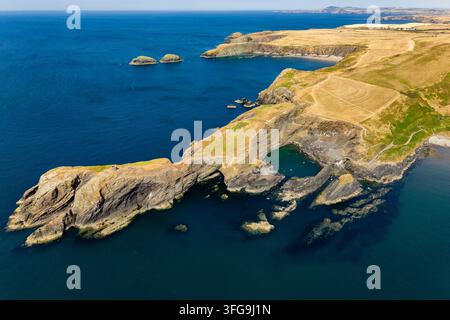 Luftbild der Blauen Lagune in der Nähe von Abereiddy, Pembrokeshire, Wales, das einen überfluteten Schiefersteinbruchpool zeigt, der von steilen Meeresklippen und felsiger Landzunge umgeben ist Stockfoto