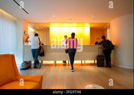 Gäste, die im Mondrian Hotel am Sunset Strip in Los Angeles, Kalifornien, USA einchecken Stockfoto