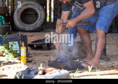 Nahaufnahme von Handwerkern, die einen Vorschlaghammer und ein Schlagwerkzeug für die mechanische Wartung verwenden Stockfoto