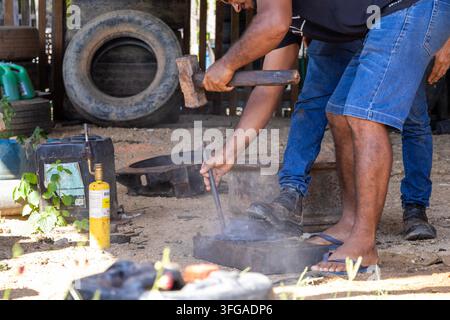 Nahaufnahme von Handwerkern, die einen Vorschlaghammer und ein Schlagwerkzeug für die mechanische Wartung verwenden Stockfoto
