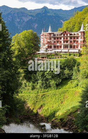 Brienz, Schweiz - 9. August 2023: Panoramablick auf das historische Grandhotel Giessbach auf einem Hügel, umgeben von üppigem grünen Alpenwald und Bergen Stockfoto