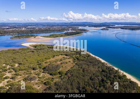 Beschreibung: Luftaufnahme des Clarence River nahe Yamba, die Gezeiten-Sandbänke, Inseln, gewundene Kanäle und die umgebende Küstenvegetation in Ne zeigen Stockfoto