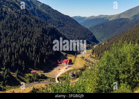 Die Transfagarasan-Straße überquert ein tiefes bewaldetes Tal in den Karpaten Rumäniens Stockfoto