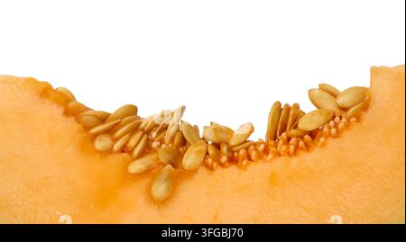 Nahaufnahme-Makroaufnahme einer saftigen reifen Melonenscheibe mit sichtbaren Samen auf weißem Hintergrund, die die frische Fruchttextur, natürliche Details und helle Farben hervorhebt Stockfoto