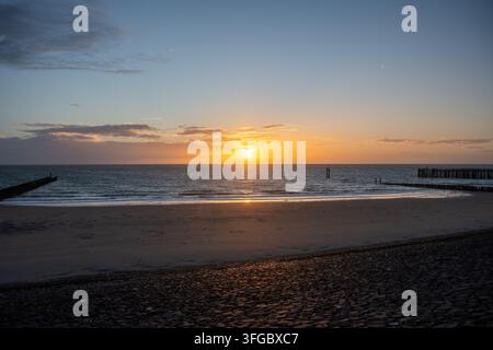Sonnenuntergang über der Nordsee am Strand von Westkapelle, Zeeland, Niederlande Stockfoto