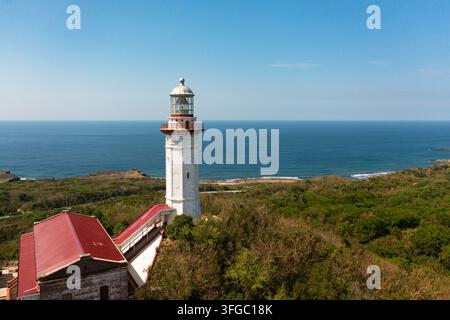 Schöner Leuchtturm auf dem Kap Bojeador. Ilocos Norte, Philippinen. Stockfoto