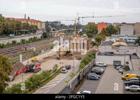 Berlin, Deutschland. 12. Sep, 2026. Der Bau der Ersatzbrücke für die Westend-Brücke entlang der A100 in Berlin geht weiter, gesehen in Richtung Spandauer Damm in Berlin, Deutschland, am Samstag, dem 12. September 2026. Die Mannschaften bauen die Brücke neu, während ein etwa 900 Meter langer Abschnitt der nordbound A100 zwischen der Westend- und der Ringbahn-Brücke überholt wird. Der Abschnitt soll im Sommer 2027 wieder für den Verkehr freigegeben werden. (Foto von Michael Kuenne/PRESSCOV/Sipa USA) Credit: Sipa USA/Alamy Live News Stockfoto