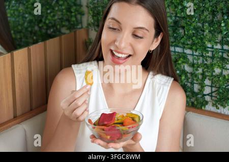 Schöne Frau hält eine Mischung aus getrockneten Gemüse-Snacks Stockfoto